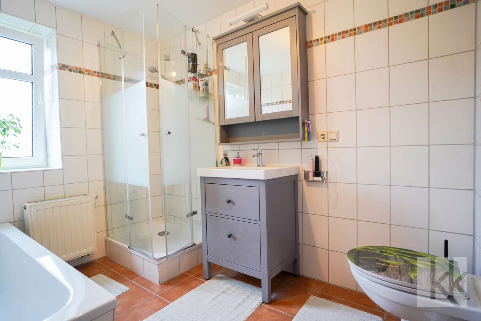 Das Hauptbad mit Dusche, ...