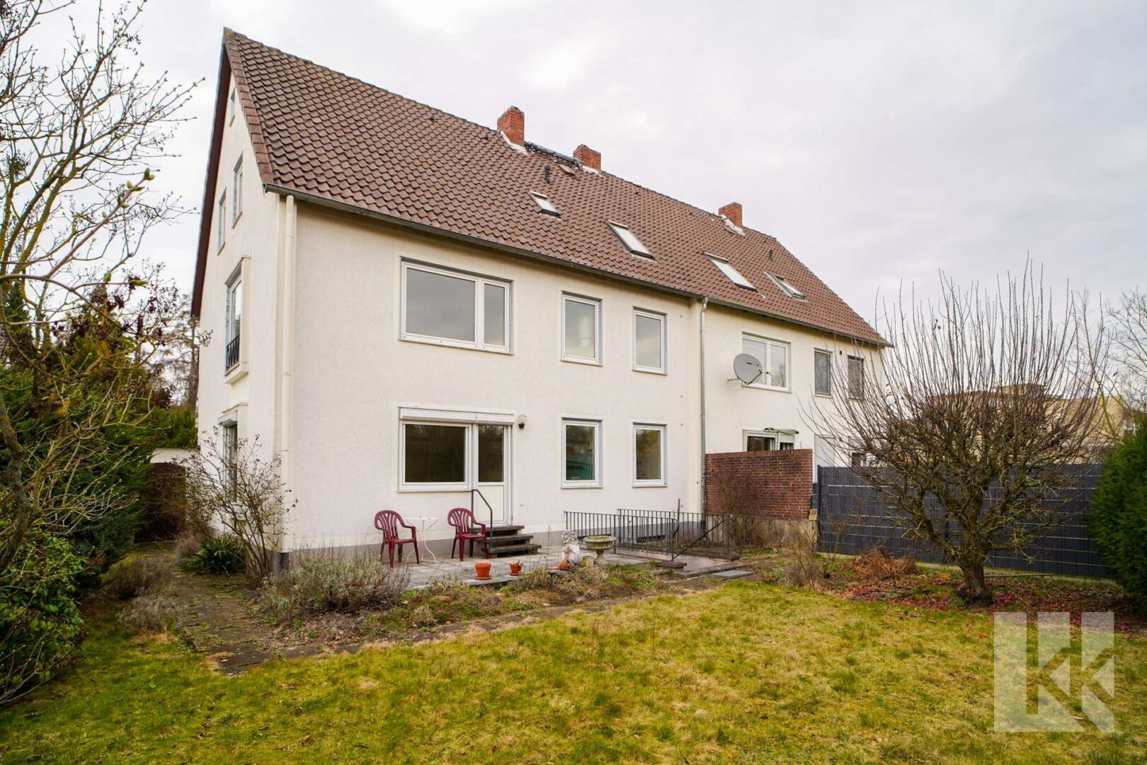 ...Terrasse vor dem Wohnzimmer im EG