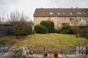 Der Garten hinter dem Haus mit...