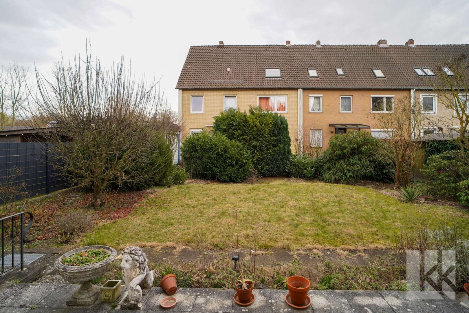 Der Garten hinter dem Haus mit...