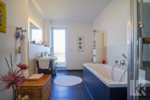 Das Hauptbad mit Badewanne, ...