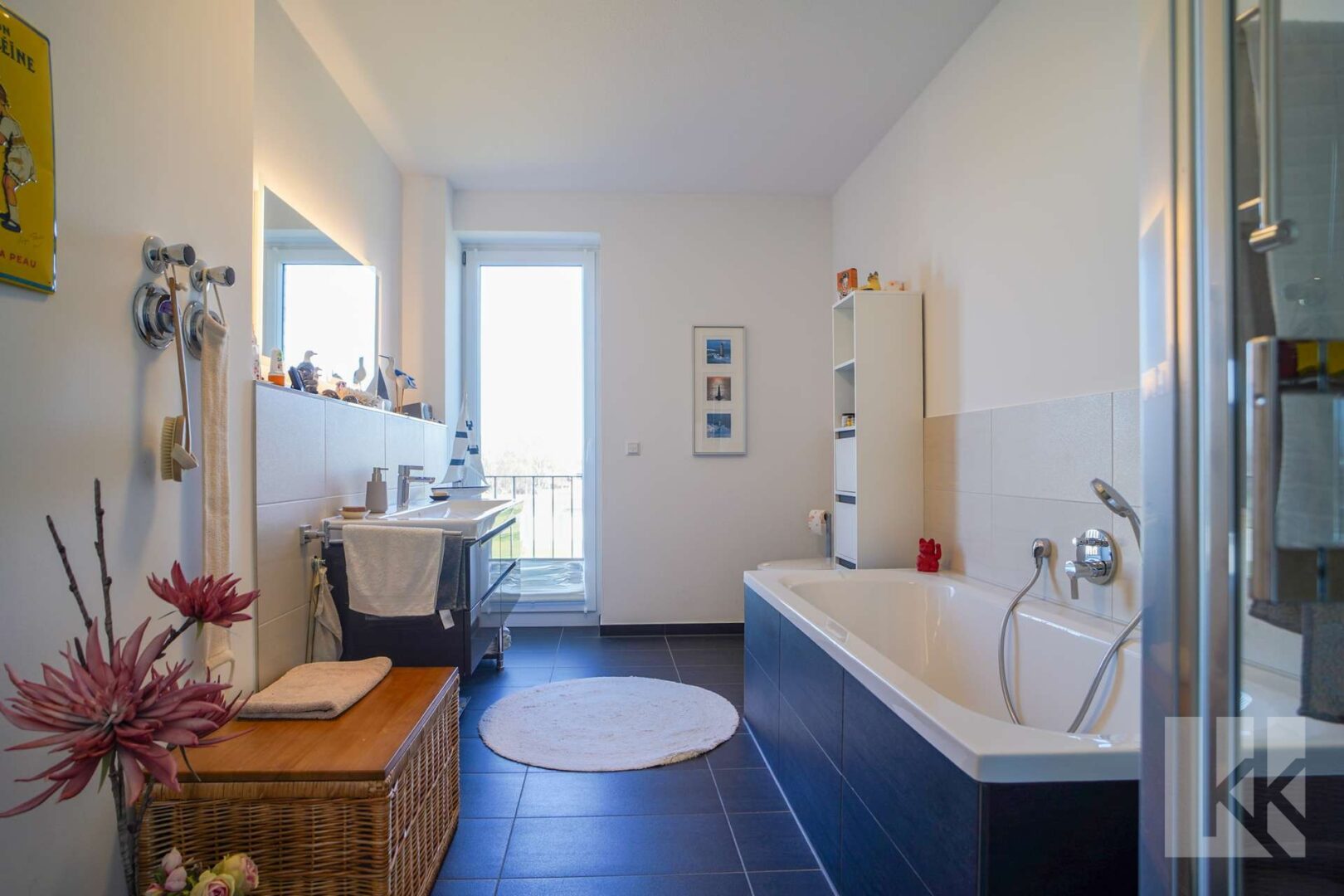 Das Hauptbad mit Badewanne, ...