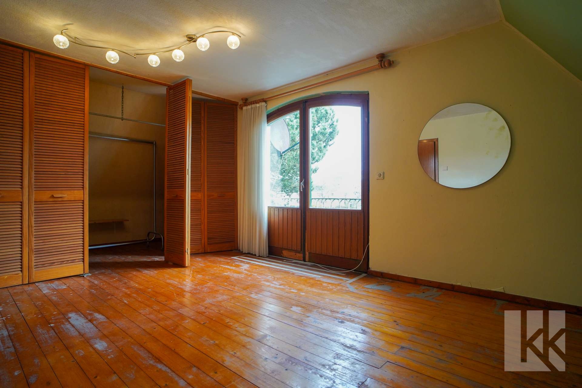 Großes Schlafzimmer mit Ankleide und eigenem Balkon