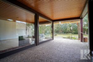 ...großen, überdachten Terrasse