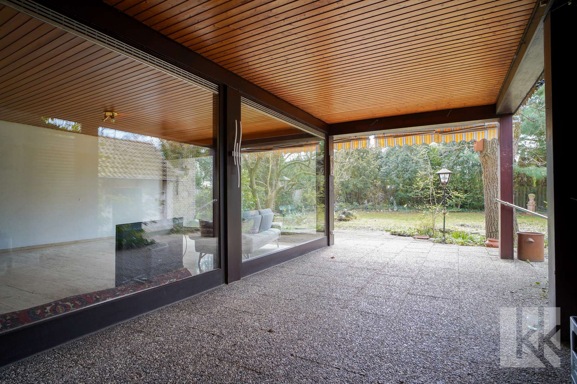 ...großen, überdachten Terrasse