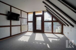 ...Arbeitszimmer, beide mit Zugang zum...