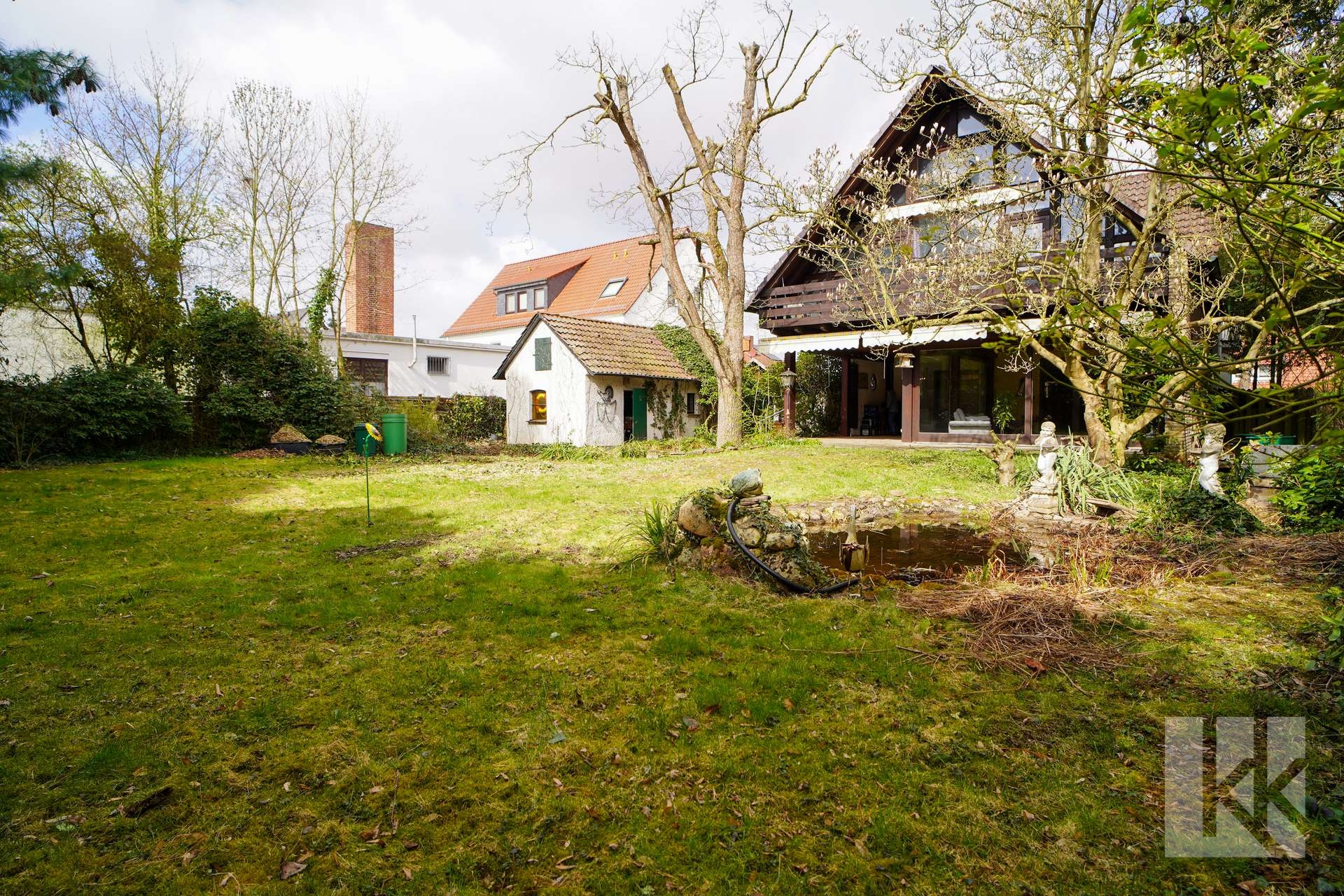 ...den hinter dem Haus gelegenen,...