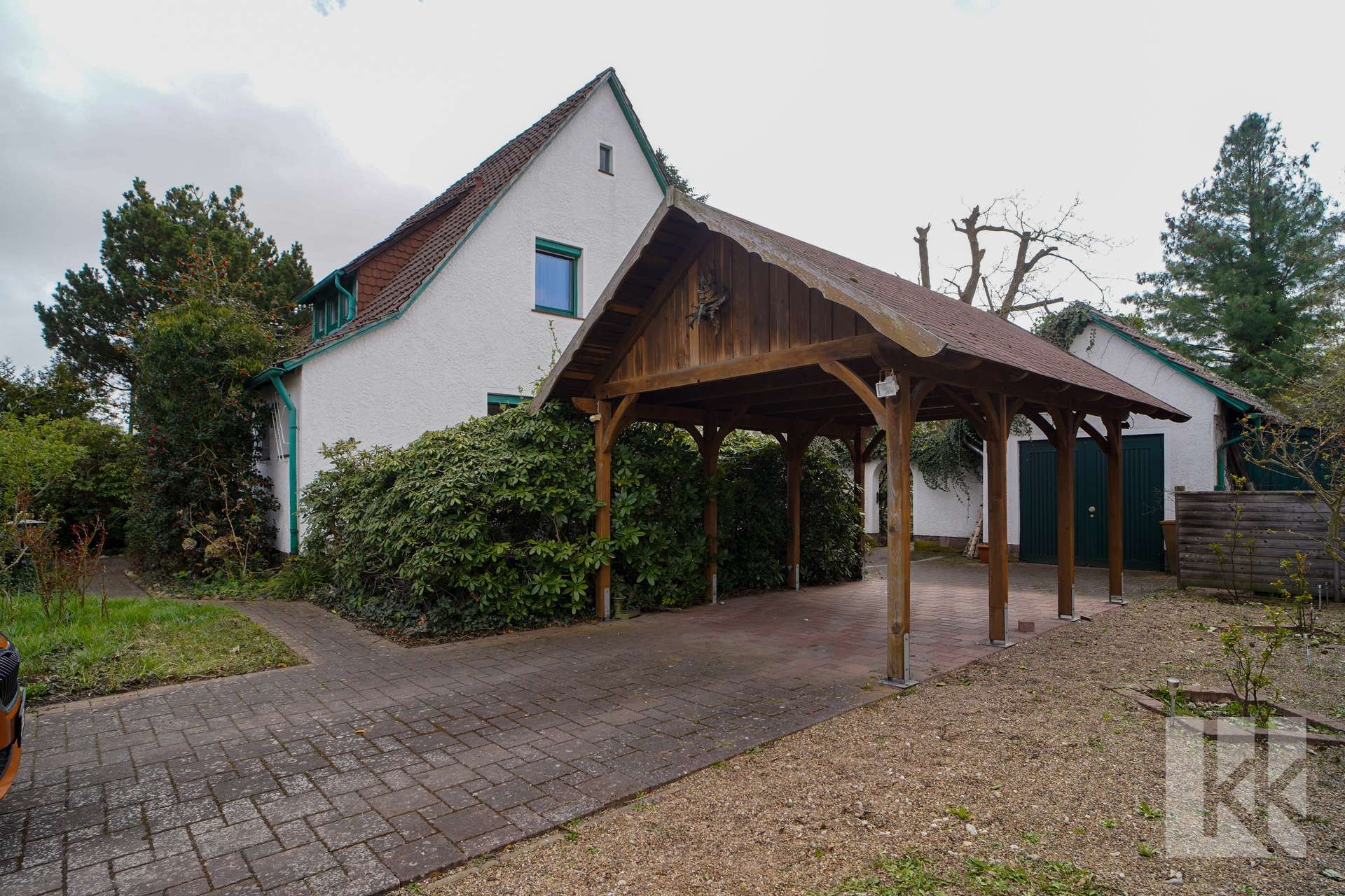 Platz für ein Auto unter dem Carport und...