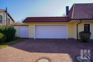 Doppelgarage mit direktem Zugang zum Haus
