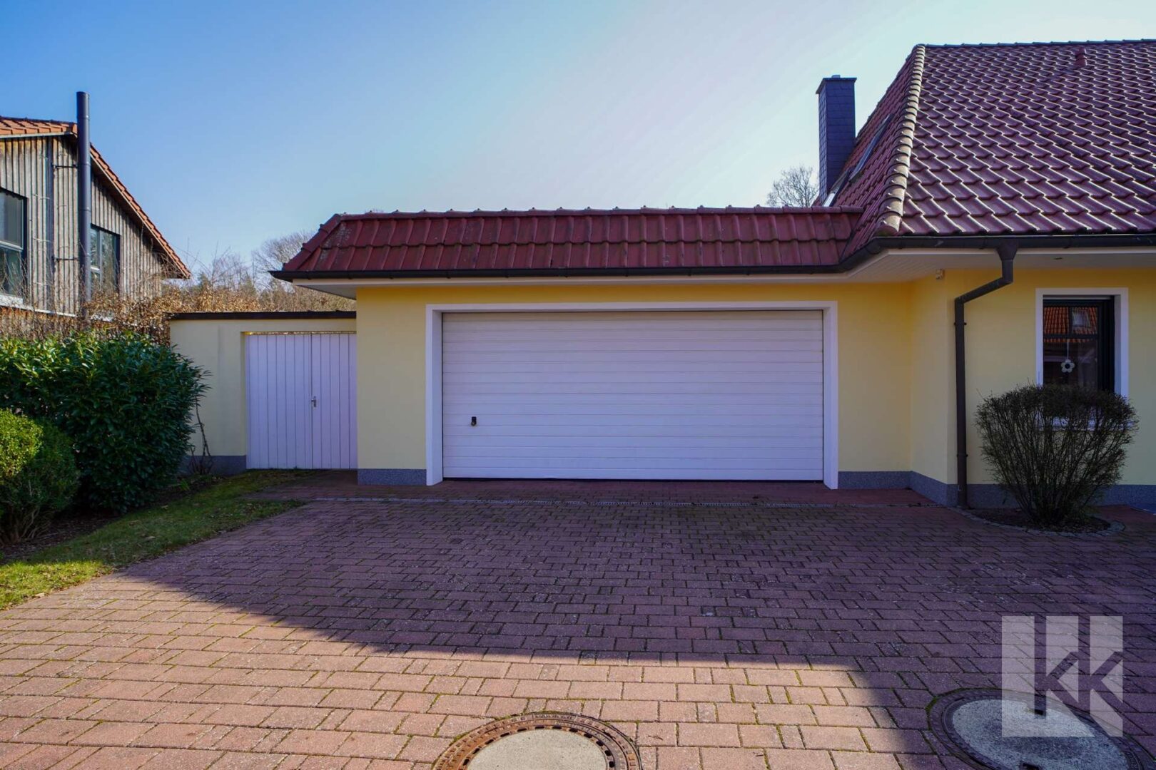 Doppelgarage mit direktem Zugang zum Haus