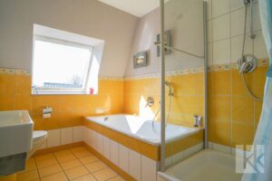 ...Dusche und Badewanne