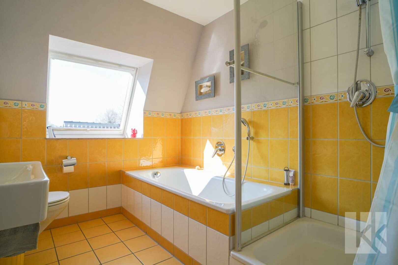 ...Dusche und Badewanne