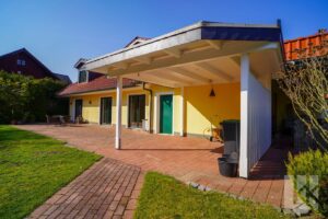 Davor: Die teilweise überdachte...