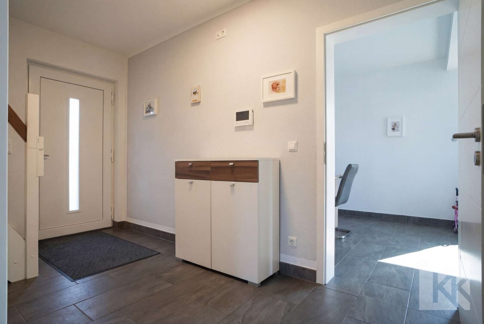 Geräumiger Eingangsbereich mit Platz für Schuhe und Jacken