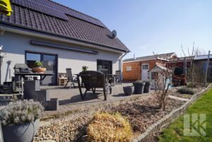 ...auf die riesige Terrasse mit...