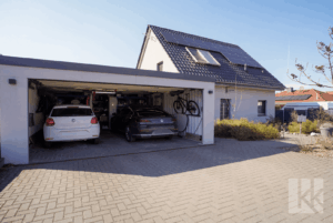 Hausansicht mit Doppelgarage