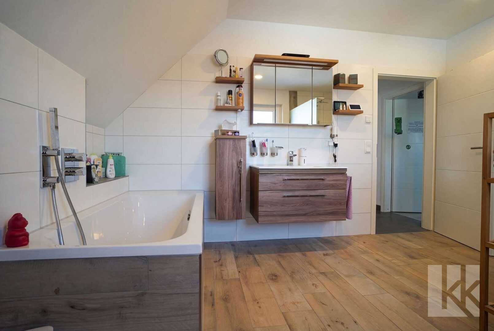 Das Hauptbad mit Badewanne,...