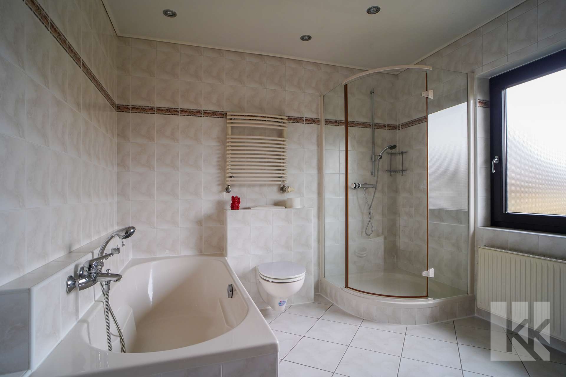 ...Dusche und Badewanne