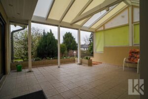 ...großen, überdachten Terrasse