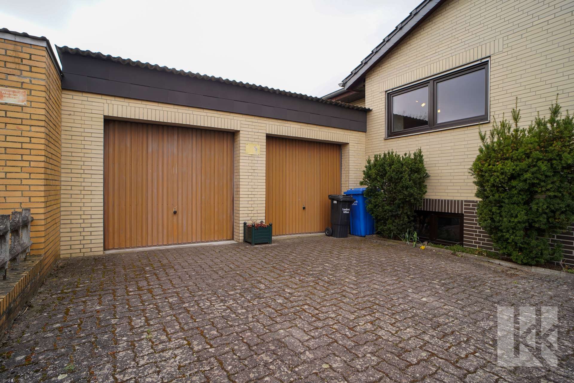 Die Einfahrt mit Doppelgarage