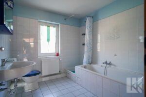 Das Hauptbad mit Dusche und Badewanne