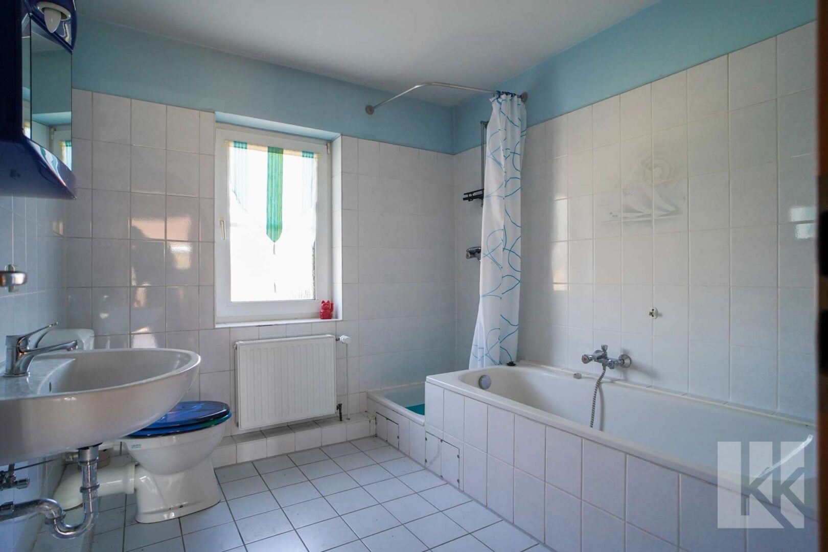 Das Hauptbad mit Dusche und Badewanne