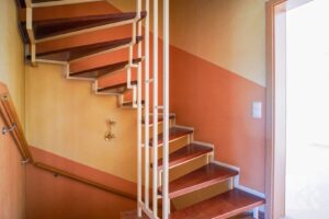 Eine feste Treppe führt ins...