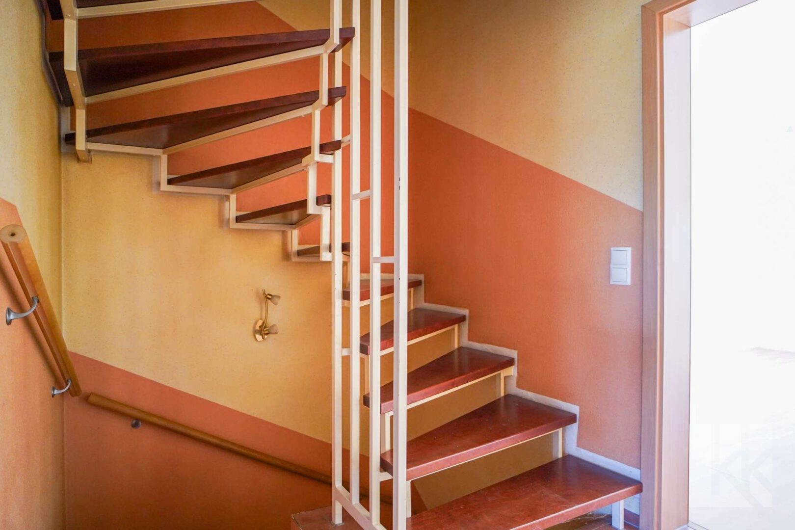 Eine feste Treppe führt ins...