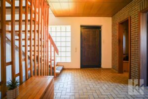 Großzügiger Eingangsbereich mit Platz für Schuhe und Jacken