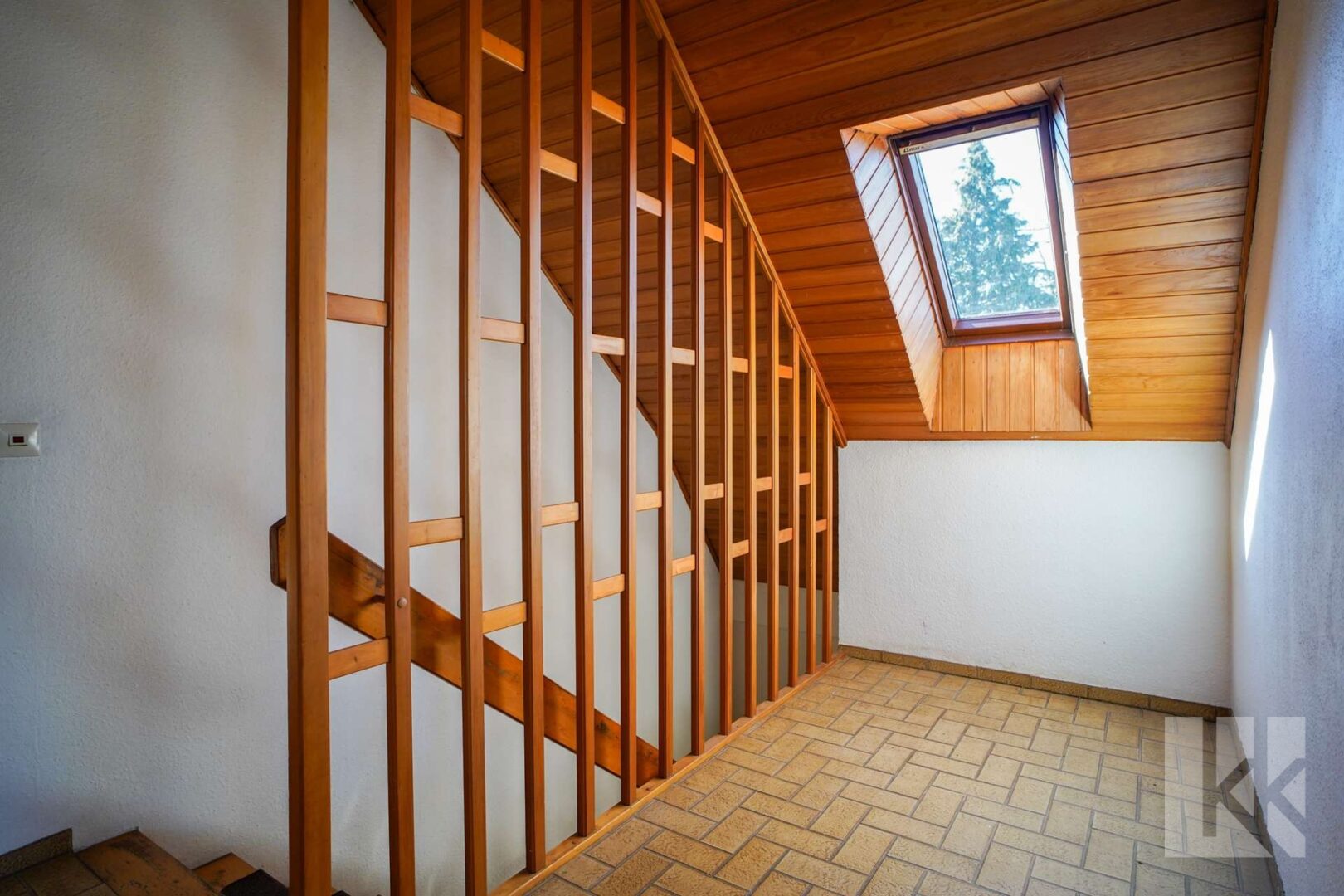 Treppenaufgang mit Platz für einen Schreibtisch