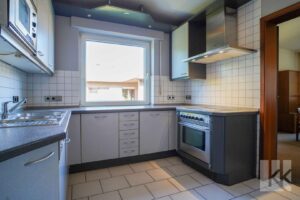 Die Küche in einem separaten Raum