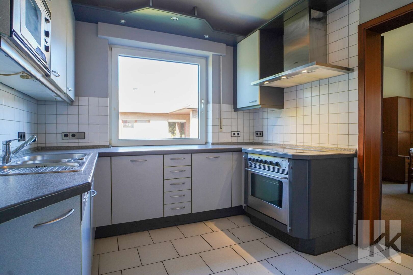 Die Küche in einem separaten Raum