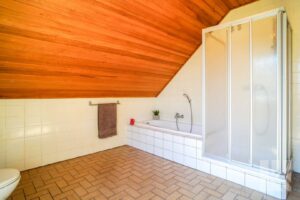 ...Dusche und Badewanne