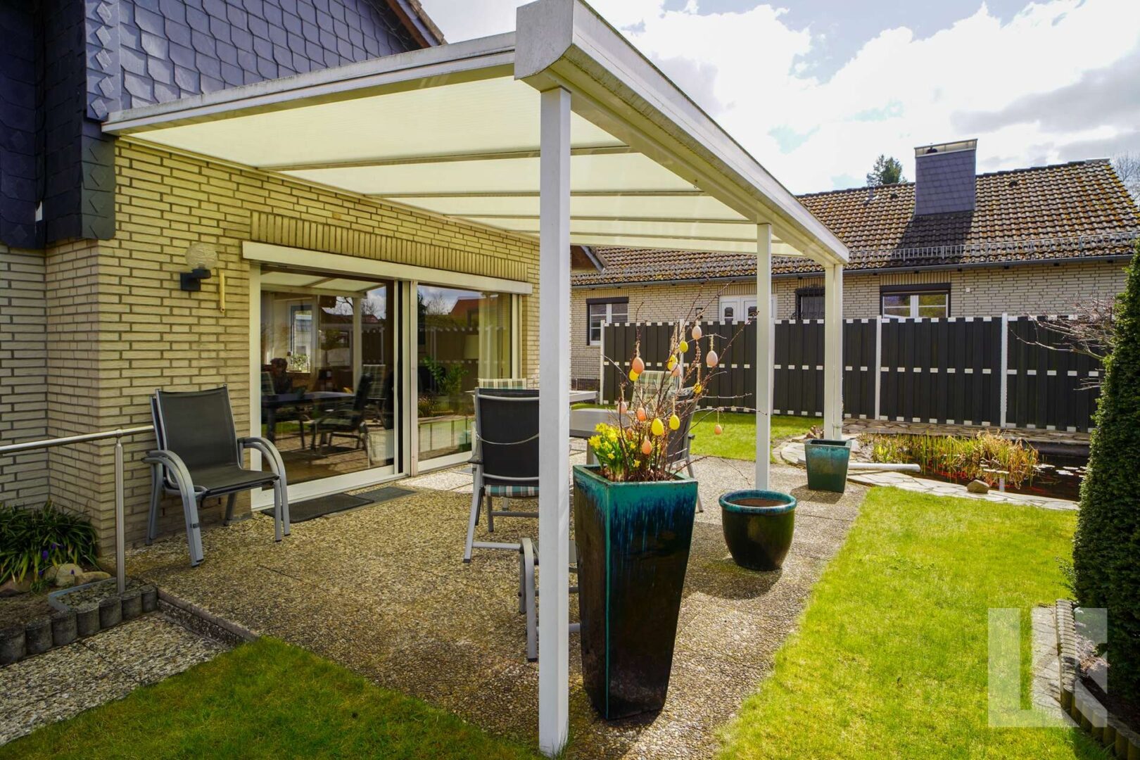 Davor: Die überdachte Terrasse