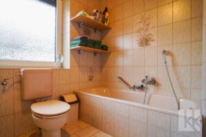 ...Badewanne und Fenster