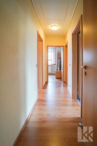 Ein Flur führt in die privaten Zimmer