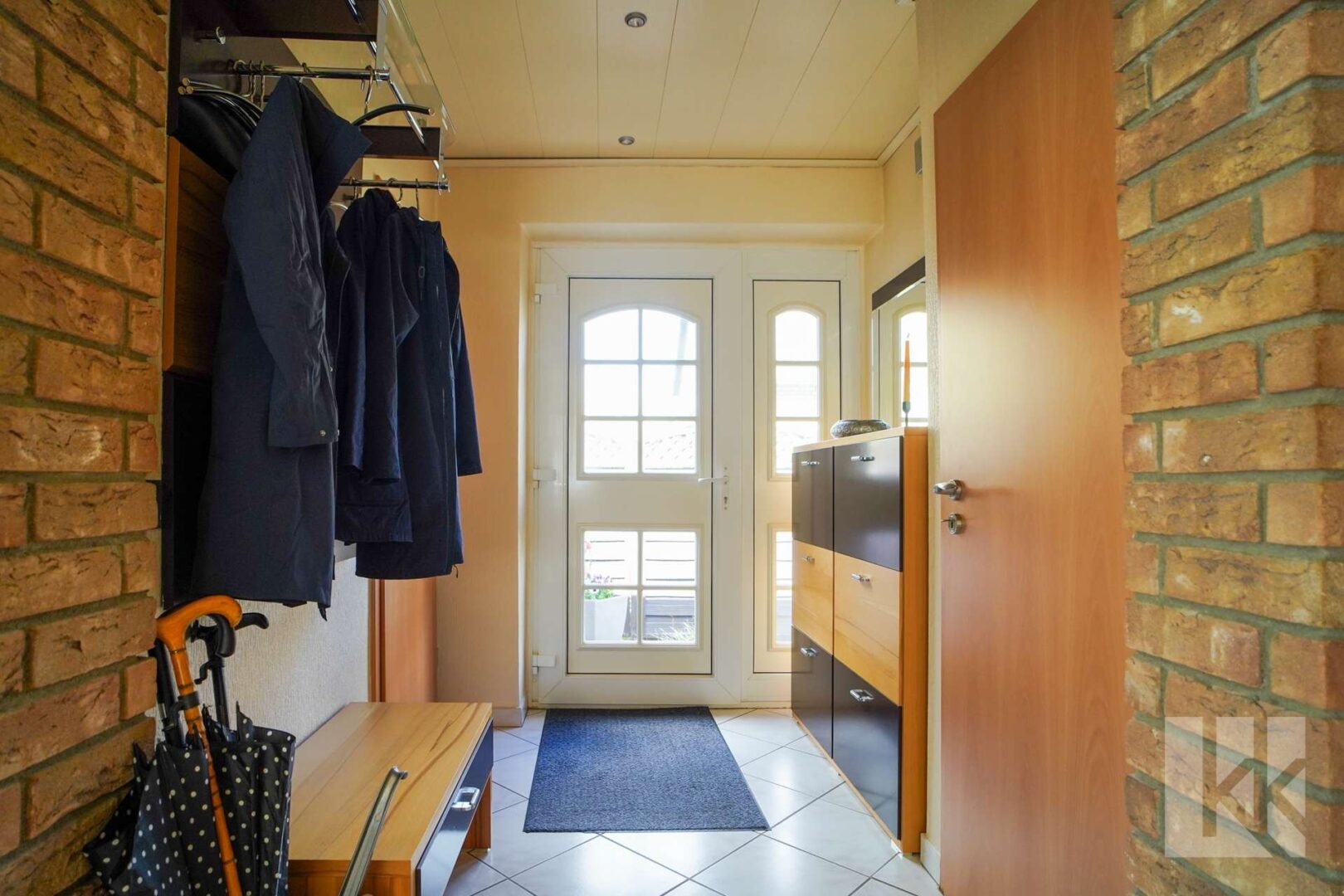 Großziger Eingangsbereich mit Platz für Jacken und Schuhe