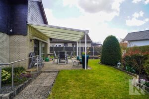 Der gepflegte Garten hinter und...