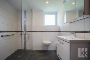Saniertes Badezimmer mit ebenerdiger Dusche