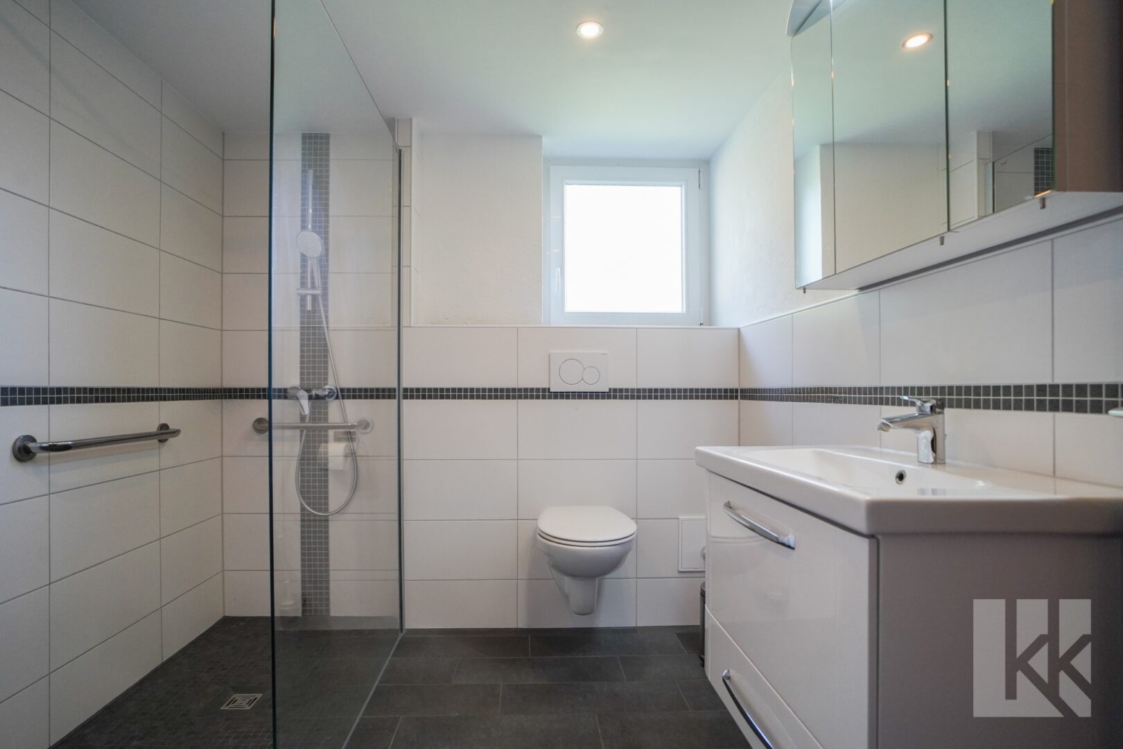 Saniertes Badezimmer mit ebenerdiger Dusche
