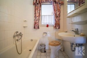 Das Badezimmer mit Tageslicht und Badewanne