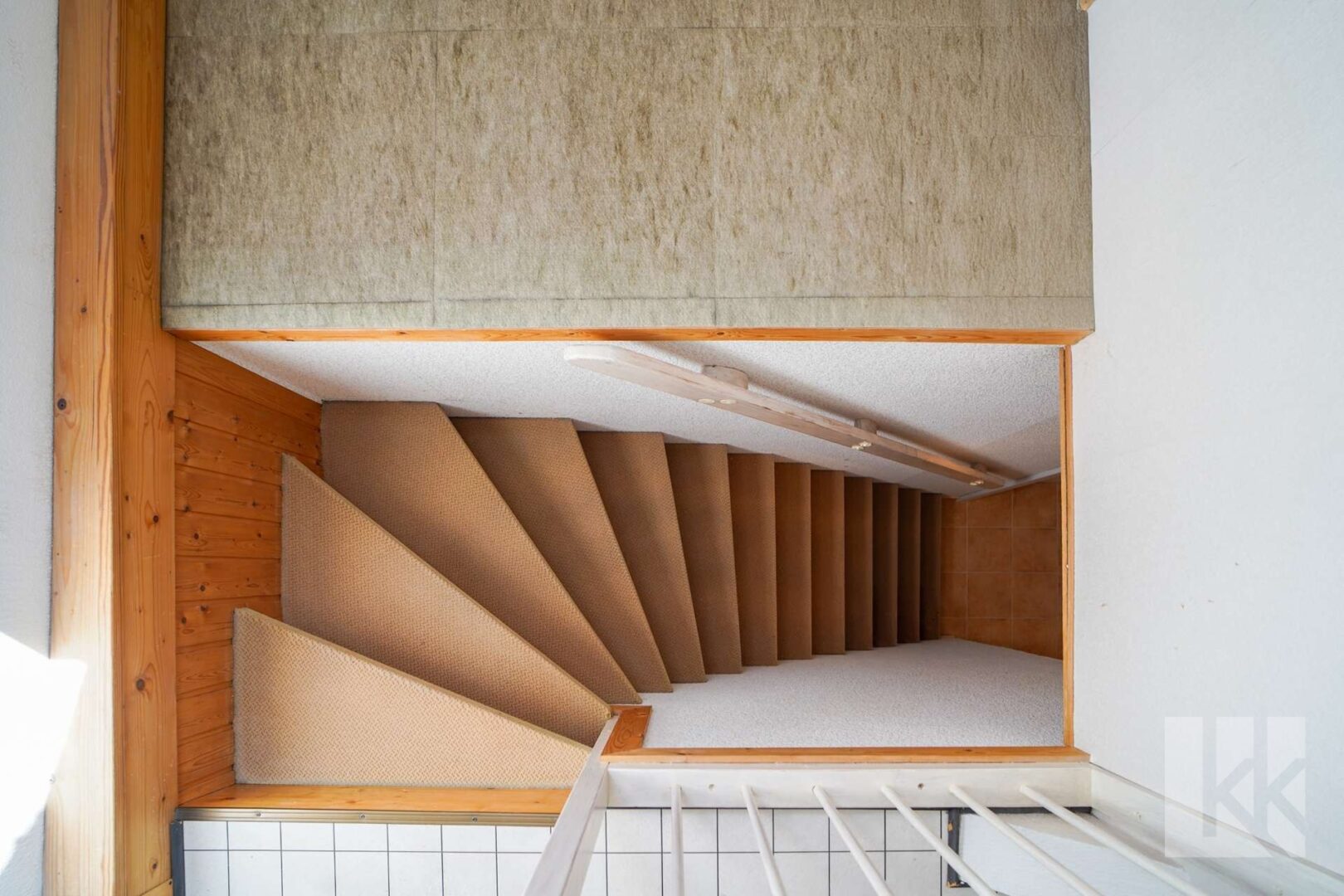Eine feste Treppe führt nach oben