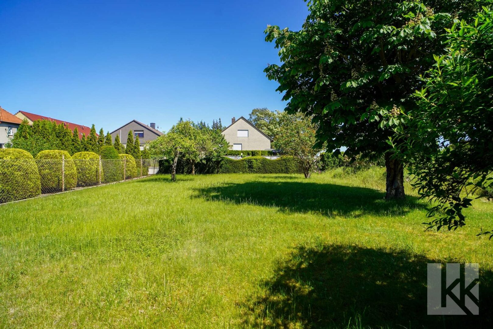 ...befindet sich ein traumhafter Garten