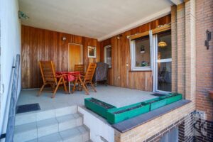 ...Zugang zur überdachten Terrasse