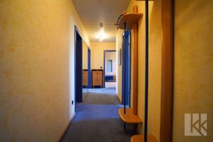 Ein breiter Flur verbindet die Zimmer