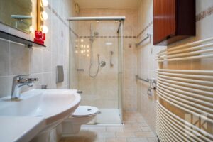 ...jeweils mit Dusche