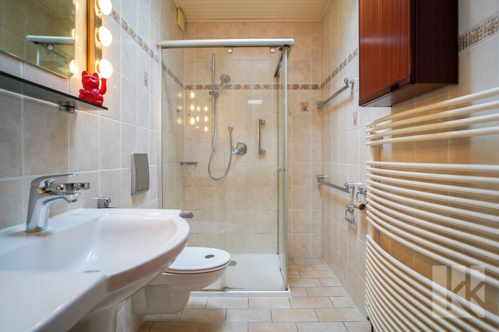 ...jeweils mit Dusche