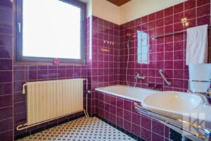 Badezimmer mit Badewanne und...