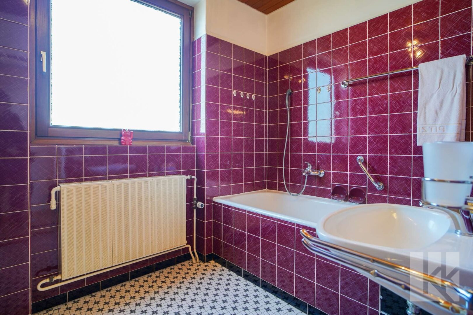 Badezimmer mit Badewanne und...