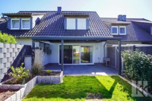 Davor: Die riesige überdachte Terrasse